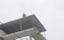 Giữa trưa nam thanh trèo lên nhà cao tầng nhảy múa