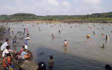 [ẢNH] Cả trăm người chờ thủy điện Trị An đóng cửa xả lũ, tranh nhau bắt cá 'khủng'