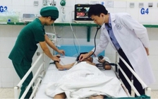 Bé trai phải mổ cấp cứu vì bị bạn lấy bình hơi xịt hơi vào hậu môn