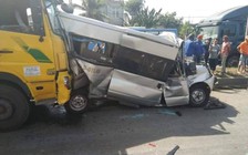 Bị 'kẹp' giữa xe ben và xe bồn, ô tô 16 chỗ bẹp dúm