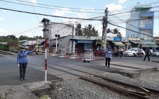 2 nữ gác chắc cứu bà cụ trước đoàn tàu: 10 năm bị chửi, dọa đánh khi nhắc nhở