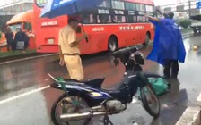 Chạy vào làn ô tô, hai thanh niên đi xe máy gặp tai nạn, tử vong