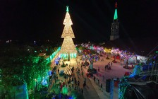 Chiêm ngưỡng cây thông Noel làm từ 2.100 chiếc nón lá cao đến 30 mét