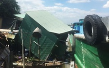 Sà lan tông sập nhà dân ven sông Đồng Nai, một người nhảy xuống sông thoát hiểm