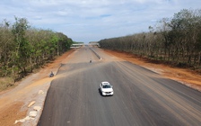 Hàng loạt ô tô, xe máy ‘đi lụi’ trên cao tốc Phan Thiết - Dầu Giây