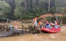 Thi thể nữ du khách bị lũ cuốn trôi kẹt dưới gầm cầu treo Long Lanh