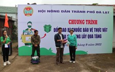 Nông dân Đà Lạt đổi bao bì thuốc BVTV đã qua sử dụng lấy quà tặng