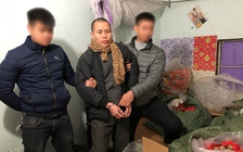 Giấu cả kho pháo trong nhà để bán Tết