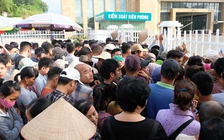 Phản cảm cảnh xô đẩy, chen lấn vào cửa khẩu Móng Cái làm thủ tục xuất cảnh