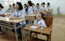 Nữ sinh nhiễm chất độc da cam được mẹ bế đến phòng thi THPT quốc gia