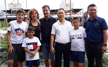 Chủ tàu mời du khách Tây Ban Nha thăm Hạ Long miễn phí được tặng giấy khen