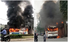 Xe chở công nhân phát nổ rồi cháy rụi trên đường