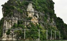 Giàn đèn trăm tỉ trên vịnh Hạ Long nằm phơi nắng, mưa