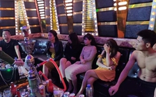 Đột kích quán karaoke ở Móng Cái, bắt quả tang hàng chục thanh niên phê ma túy