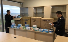 Tạm giữ hàng chục nghìn khẩu trang không rõ nguồn gốc vận chuyển bằng đường không