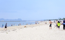 Biển Bãi Cháy vắng người hiếm có trong dịp nghỉ lễ 30.4 - 1.5