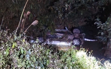 Quảng Ninh: Xe bán tải mất lái lao xuống mương nước, 6 người thương vong