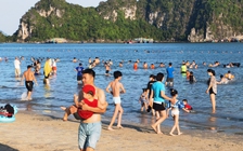 Nắng nóng gay gắt, người dân đổ xô ra các bãi tắm ở TP.Hạ Long giải nhiệt