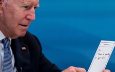 Lộ mảnh giấy trợ lý nhắc Tổng thống Biden ‘dính gì đó trên cằm’