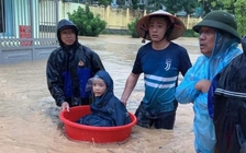 Quảng Ninh: Sân trường ngập sâu do mưa lớn, quân đội điều xe chuyên dụng giải cứu học sinh