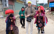 Người già, trẻ em đeo bám du khách giữa trời giá rét ở Sa Pa