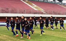 Đội tuyển Việt Nam vừa tập vừa... nghển cổ xem mưa