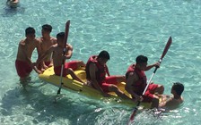 Đội U.20 Việt Nam bơi thuyền trên làn nước trong vắt tại Nha Trang