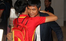 U.22 Việt Nam về nước: Khán giả nức nở đón thầy trò Hữu Thắng