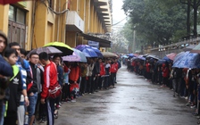 Đi làm mang theo cờ, sinh viên xếp hàng dưới mưa nhận vé xem U.23 Việt Nam