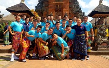 Thầy trò HLV Park Hang-seo quấn sarong thăm quan đền cổ tại Bali
