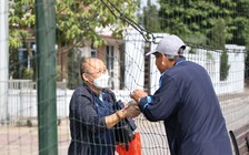 HLV Park Hang-seo không cần cách ly, vẫn thoải mái động viên HLV Mai Đức Chung