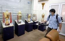 Không khán giả, sân Hàng Đẫy vẫn tìm cách tiêu diệt Covid-19