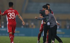 V-League hoãn, 'người ngoài cười nụ kẻ trong khóc thầm'