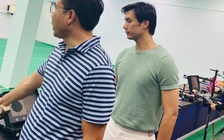 Nhan Phúc Vinh lấy chai nước, giả làm súng đóng Hoàng Xuân Vinh phim 'Viên đạn cuối cùng'