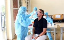 Biểu cảm của HLV Troussier và đội U.19 Việt Nam khi được xét nghiệm Covid-19