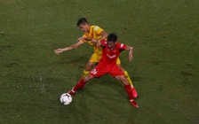 Minh Bình bị chấn thương đau đớn rời sân, đội U.22 Việt Nam thủy chiến