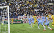 SHB Đà Nẵng ‘tự bắn vào chân minh’, HLV Lê Huỳnh Đức đổ lỗi sân trơn