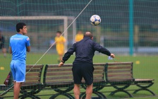 Chùm ảnh độc đáo của đội U.22: Dù không cao, thầy Park vẫn tập đánh đầu!