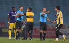 Lỗi nghiêm trọng, Còi bạc và Còi đồng bị truất quyền điều hành hai trận 'máu nhất' V-League