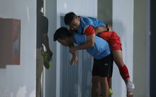 Không va chạm, ‘sao’ Hà Tĩnh bị lật cổ chân, phải dừng tập U.22 Việt Nam