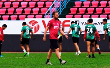 CLB TP.HCM ‘giấu kín’ Lee Nguyễn trong ngày đầu tiên đến Cẩm Phả