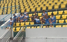 Nhiều trụ cột của Than Quảng Ninh ngồi 'dự khán' buổi tập của chính đội mình