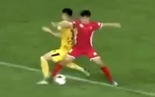 Học trò Hàn Quốc của Kiatisak bị đánh vào mặt, trọng tài không ‘thèm’ rút thẻ!