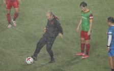 Ông Park bỏ kính tập dưới mưa sầm sập, Văn Lâm được hội quân sớm tại UAE