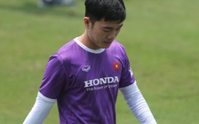 Chưa kịp vui khi Trọng Hoàng tập lại, thầy Park điếng người vì Xuân Trường chấn thương