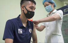 Bất ngờ, Hùng Dũng được tiêm vắc xin Covid-19 nhưng chưa thể đá AFC Cup!