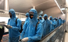 Tuyển Việt Nam đã đến UAE, không nhận ra ai vì mặc đồ bảo hộ y tế kín mít