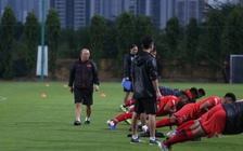 Ông Park Hang-seo sẽ vừa 'bế em vừa xay lúa', hay là...