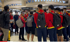 Thầy Park họp đội ngay tại sân bay Ả Rập Xê Út, Duy Mạnh gạt bỏ nỗi buồn