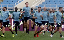 Choáng ngợp với chiều cao lừng lững gần 2 m của cầu thủ Úc trên sân Mỹ Đình